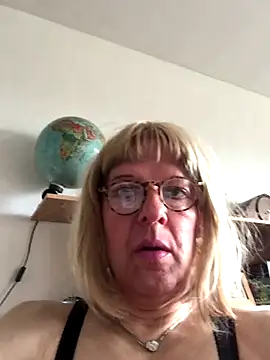 Snapshot of simone_xdressing chatting on September 17, 1:12 pm simone xdressing online show from September 17, 1:12 pm