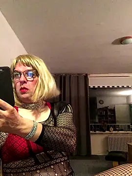 Snapshot of simone_xdressing chatting on September 21, 12:00 am simone xdressing online show from September 21, 12:00 am