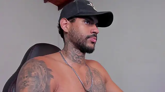 LuigiVitale 1 online show from December 15, 5:15 am