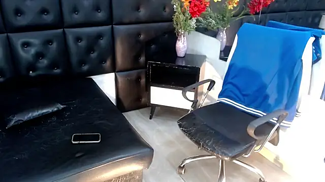 ChrisHott01 online show from December 2, 2:03 am