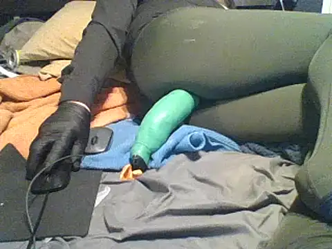 xxxenzo1 online show from December 9, 1:46 pm