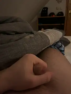 hannes256102 online show from January 11, 9:07 pm