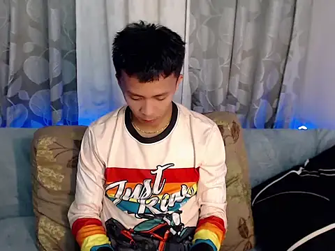 ur twinkKirk6969 online show from May 11, 10:39 am