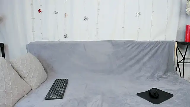 andyyzzz online show from February 26, 8:10 pm