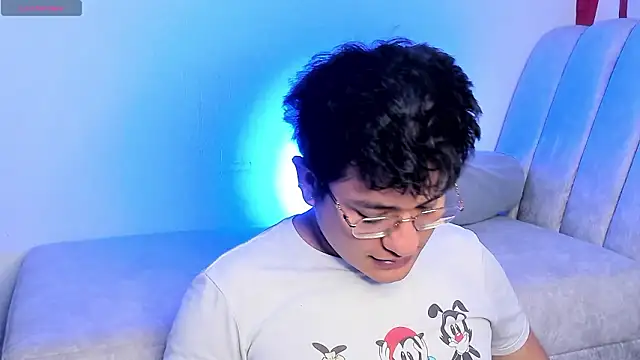 Theo Rowan online show from March 4, 8:49 pm