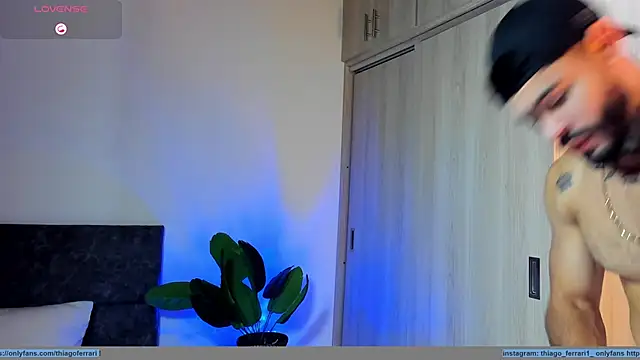 thiago ferrari  online show from February 25, 11:06 pm