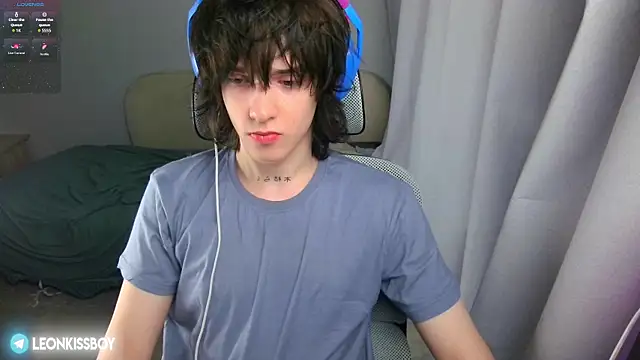 LeonBoykisser online show from June 22, 5:50 pm