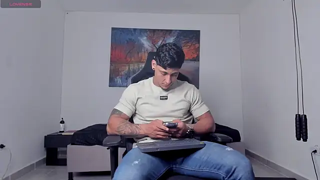 ryanwhite3 online show from April 10, 11:23 pm