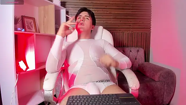 noahWolff  online show from February 1, 4:44 am