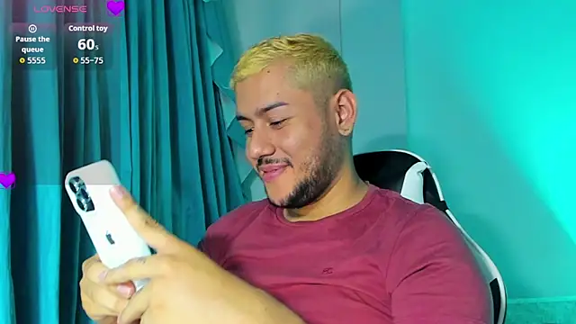 Hot Latinoboy  online show from April 4, 8:06 pm