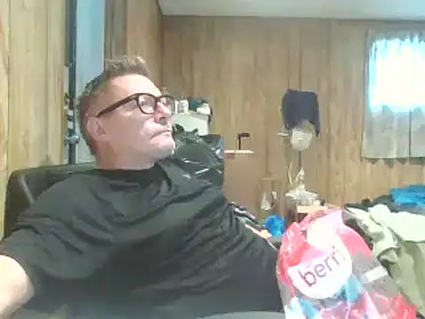 Snapshot of melvinsnow chatting on March 1, 6:43 pm melvinsnow online show from March 1, 6:43 pm
