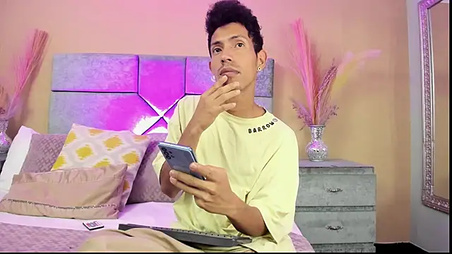 NoaahTylor online show from May 14, 5:16 am