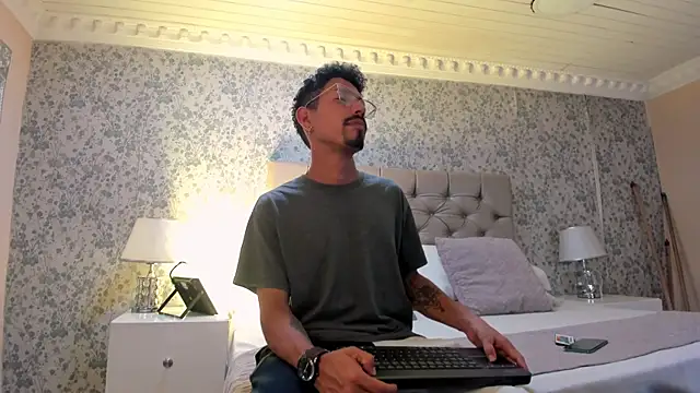 NoaahTylor online show from July 14, 4:27 am
