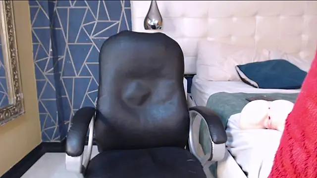 Snapshot of LuckySammer chatting on February 24, 12:28 pm LuckySammer online show from February 24, 12:28 pm