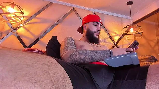 SantiagoHincapiie online show from March 7, 9:07 am