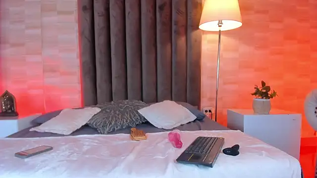 Isaac Grey online show from April 8, 7:33 pm