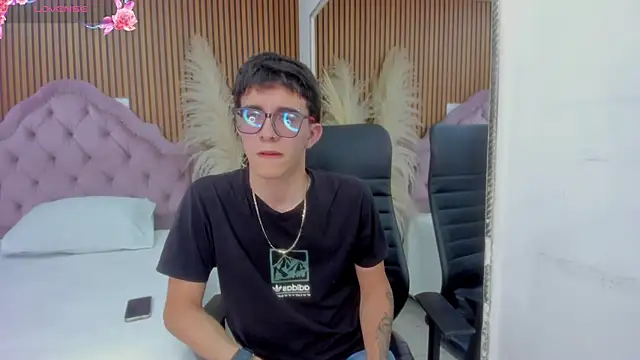 TylerCross  online show from April 20, 8:33 pm