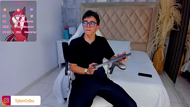 TylerCross  online show from April 1, 8:17 pm