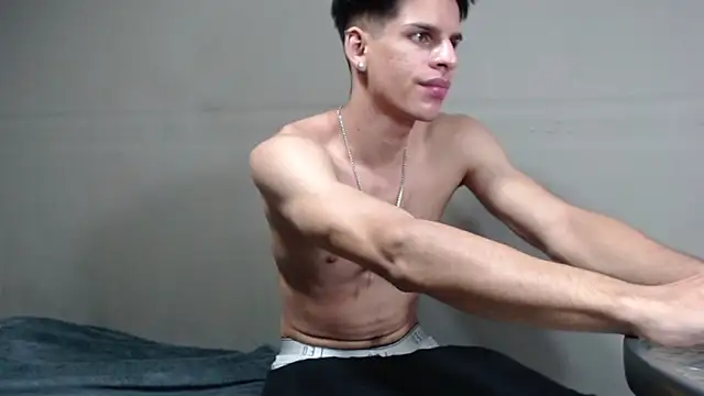 ConradGrayson78 online show from April 2, 11:34 pm