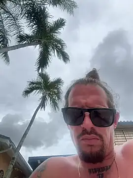 youngwildfreee online show from May 12, 9:23 pm