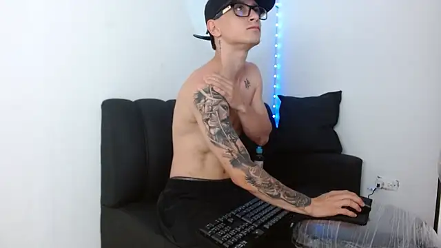 Zeusdark19 online show from May 2, 11:57 am