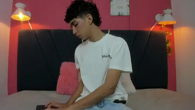 ero boy40 online show from August 4, 1:15 pm