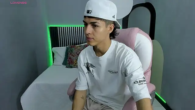Axel Mendozaa online show from June 24, 8:22 pm