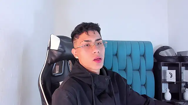 Snapshot of AlanNaughty chatting on February 22, 10:04 pm AlanNaughty online show from February 22, 10:04 pm