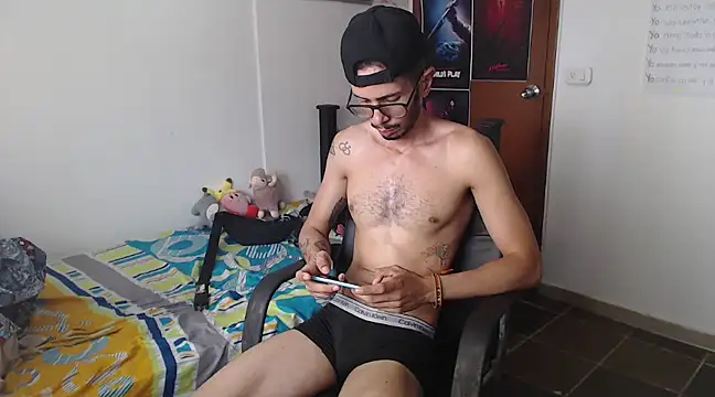 Snapshot of alisterxxx chatting on March 20, 6:31 pm alisterxxx online show from March 20, 6:31 pm