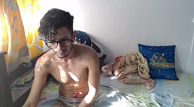 Snapshot of alisterxxx chatting on February 18, 1:11 pm alisterxxx online show from February 18, 1:11 pm
