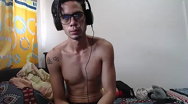Snapshot of alisterxxx chatting on February 1, 2:56 pm alisterxxx online show from February 1, 2:56 pm