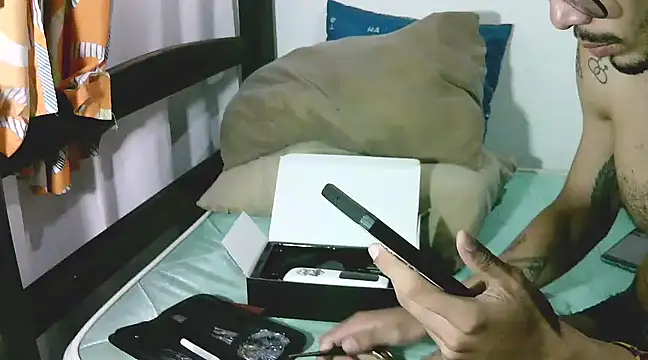 Snapshot of alisterxxx chatting on January 3, 9:47 pm alisterxxx online show from January 3, 9:47 pm