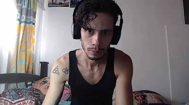 Snapshot of alisterxxx chatting on February 14, 2:12 pm alisterxxx online show from February 14, 2:12 pm