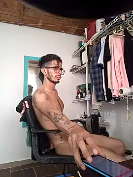 Snapshot of alisterxxx chatting on December 5, 9:39 pm alisterxxx online show from December 5, 9:39 pm