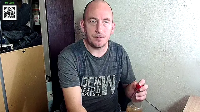 Snapshot of Johan___Barker chatting on December 9, 4:40 pm Johan Barker online show from December 9, 4:40 pm