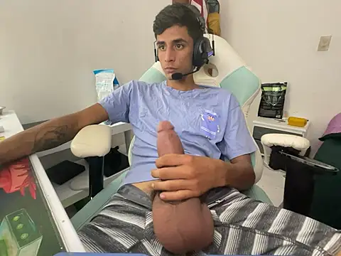 Snapshot of Max_TheHorseDick chatting on December 11, 3:58 am Max TheHorseDick online show from December 11, 3:58 am