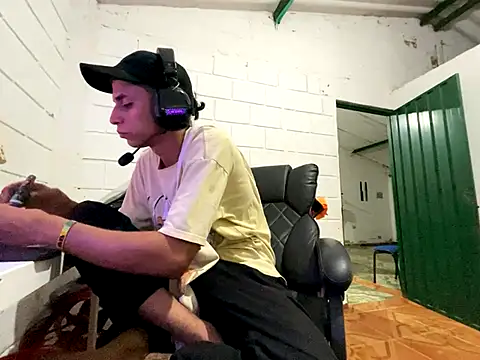 Max TheHorseDick online show from November 18, 10:45 pm