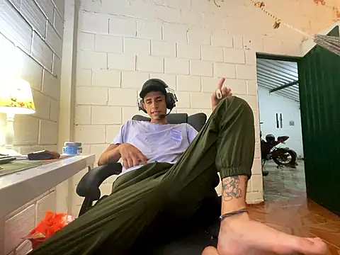 Max TheHorseDick online show from November 2, 12:59 am