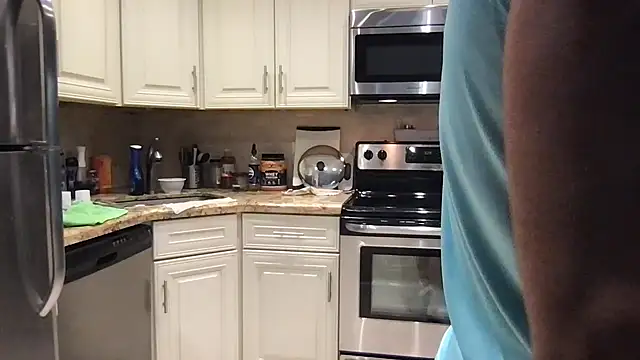 BigGuyMuscle online show from November 9, 9:30 pm