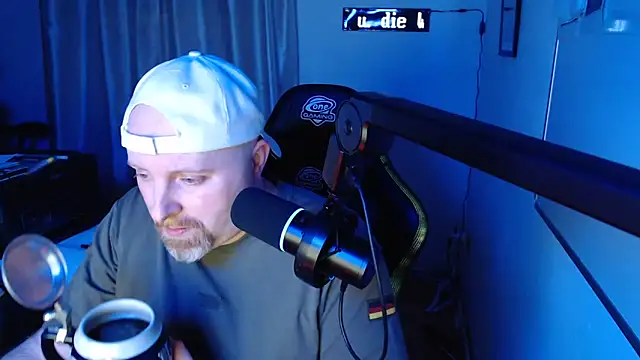 Snapshot of DerPornoPete chatting on December 27, 10:37 pm DerPornoPete online show from December 27, 10:37 pm