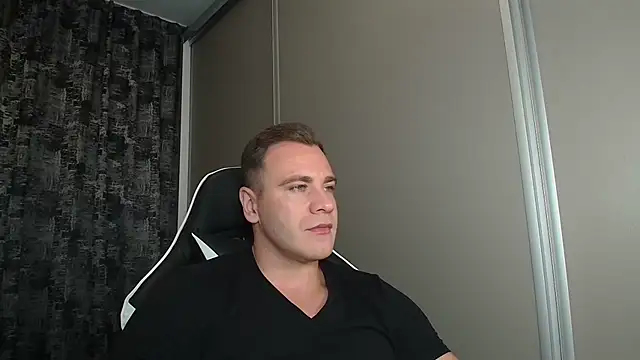 Snapshot of Thori92 chatting on September 18, 6:10 pm Thori92 online show from September 18, 6:10 pm