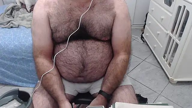 Snapshot of MysterBearMG chatting on December 6, 11:47 pm MysterBearMG online show from December 6, 11:47 pm