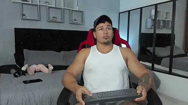 Snapshot of tyler_hank01 chatting on October 15, 9:00 pm tyler hank01 online show from October 15, 9:00 pm