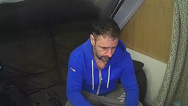 Snapshot of rob2810 chatting on March 13, 7:28 pm rob2810 online show from March 13, 7:28 pm