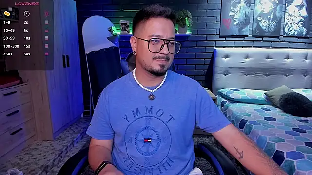 DaviidEvans  online show from April 9, 7:03 am