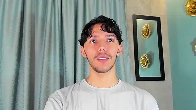 Snapshot of 2tommy_greg chatting on October 18, 7:41 pm 2tommy greg online show from October 18, 7:41 pm