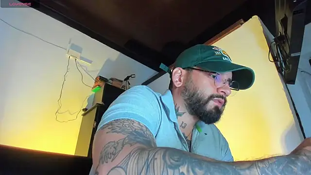 Snapshot of CamiloGray_ chatting on October 3, 2:11 pm CamiloGray online show from October 3, 2:11 pm