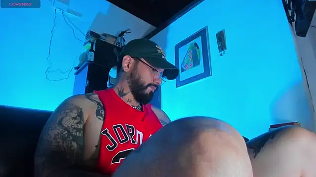Snapshot of CamiloGray_ chatting on October 15, 4:03 pm CamiloGray online show from October 15, 4:03 pm