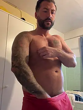 Snapshot of 2guysforu chatting on February 24, 10:26 am 2guysforu online show from February 24, 10:26 am