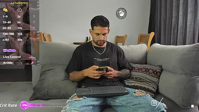 Snapshot of Davevilboy chatting on October 14, 12:45 pm Davevilboy online show from October 14, 12:45 pm